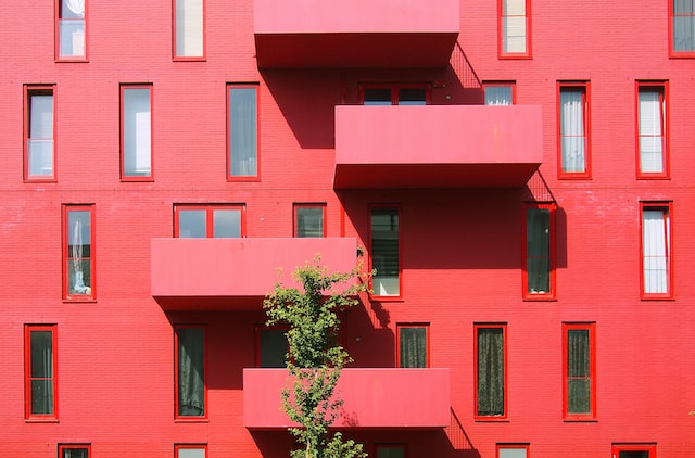 balcons d'un immeuble rouge
