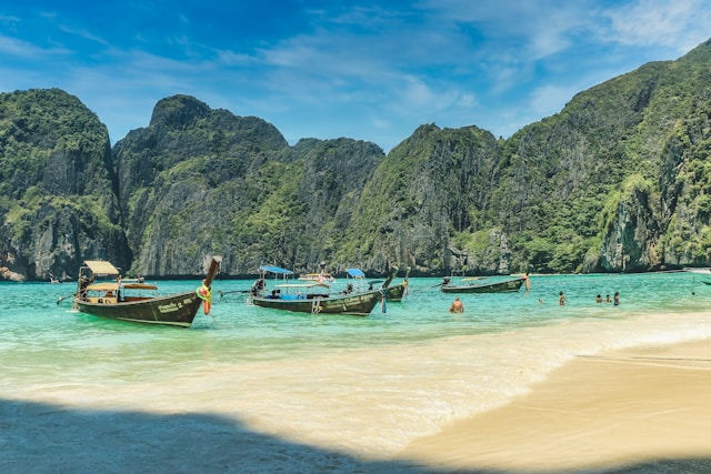 bateaux et personnes dans la mer sur les îles Phi Phi (Thaïlande)